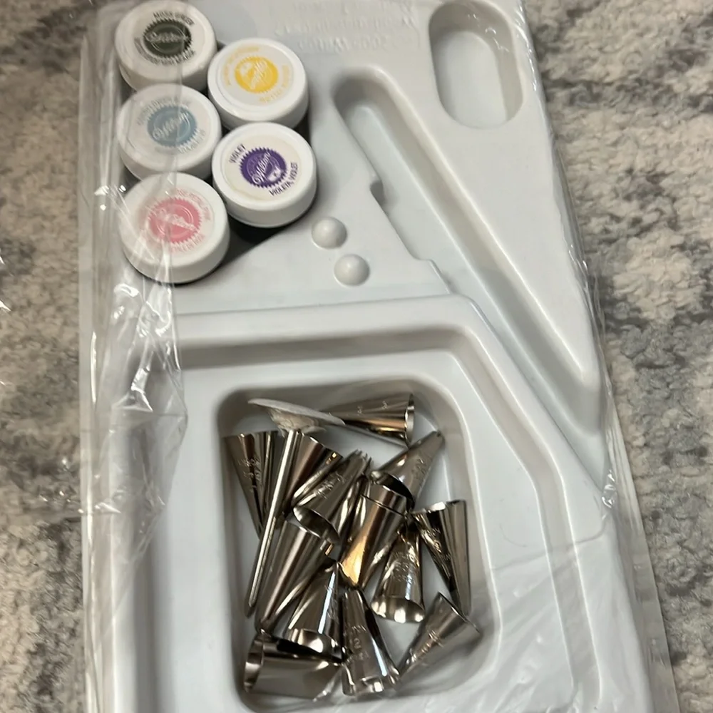 Cake decorating set